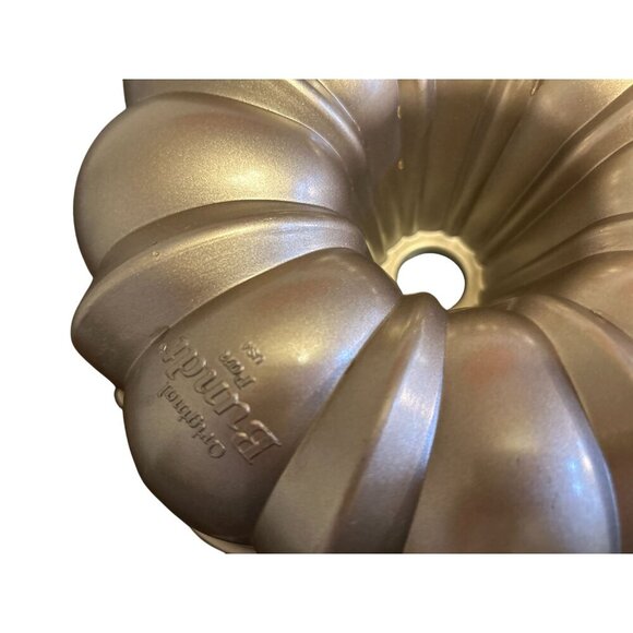 Nordic Ware Original Bundt Pan 10" - Picture 4 of 8